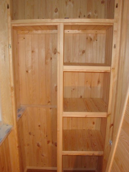 Garderobe med hylder i en altaniche