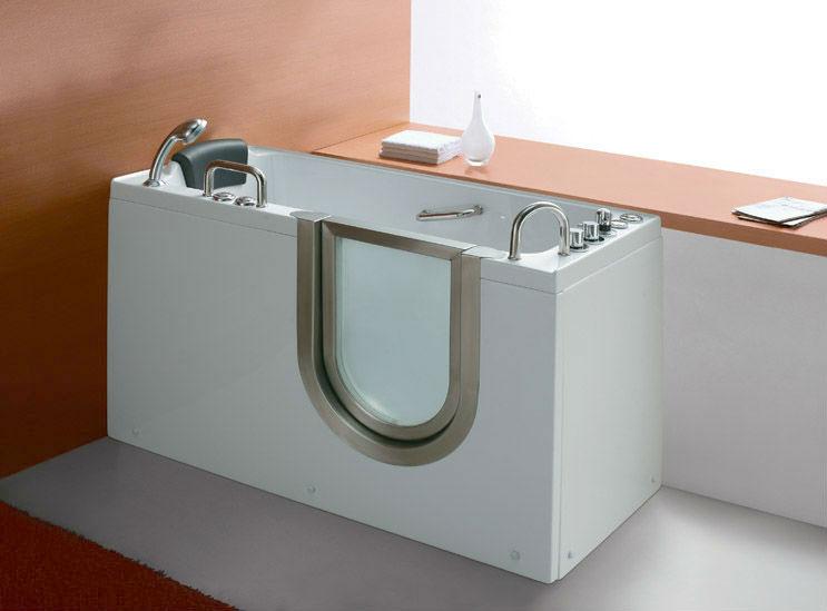 Freestanding bathtub na may pintuan