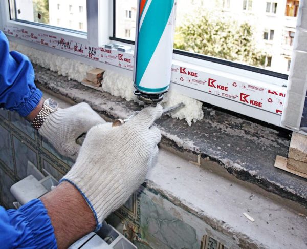 Ang mga kasukasuan na matatagpuan sa pagitan ng window block at ng mga dingding, na tinatawag na assemble joint, ay pinupuno ng foam ng pagpupulong