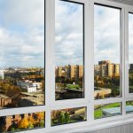 installation de fenêtres en plastique sur le balcon