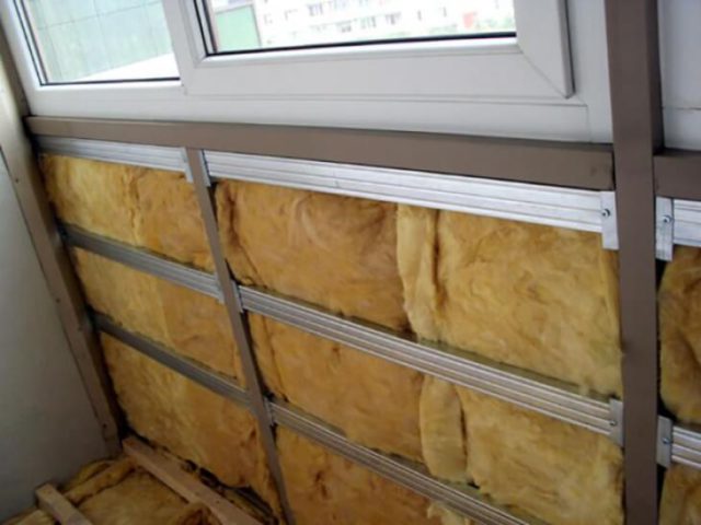 Thermal pagkakabukod ng isang balkonahe na may mineral wool