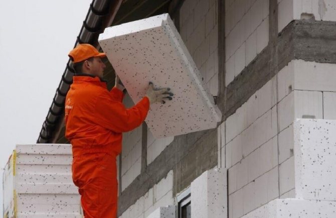 Pagkakabukod ng mga pader na may foam sa labas