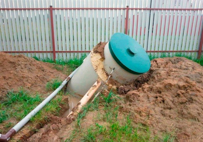 Cesspool mula sa isang plastic tank